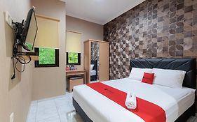RedDoorz Syariah near Karawang Central Plaza